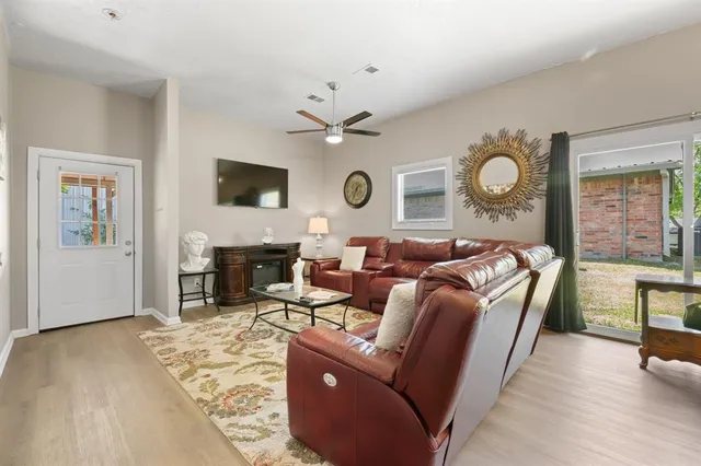 $365,000 | 811 Ridgeway Road, Joshua, TX 76058