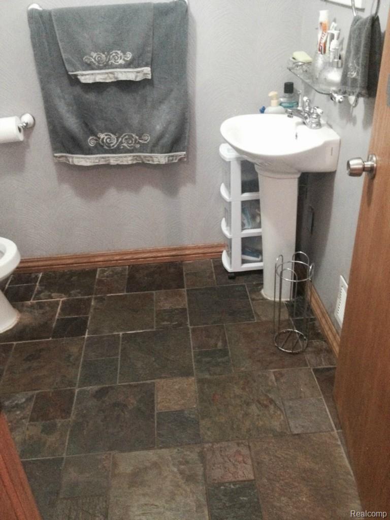 2581 Hessel Avenue Rochester, MI 48307 - Photo 16 of 41 BTH.jpg