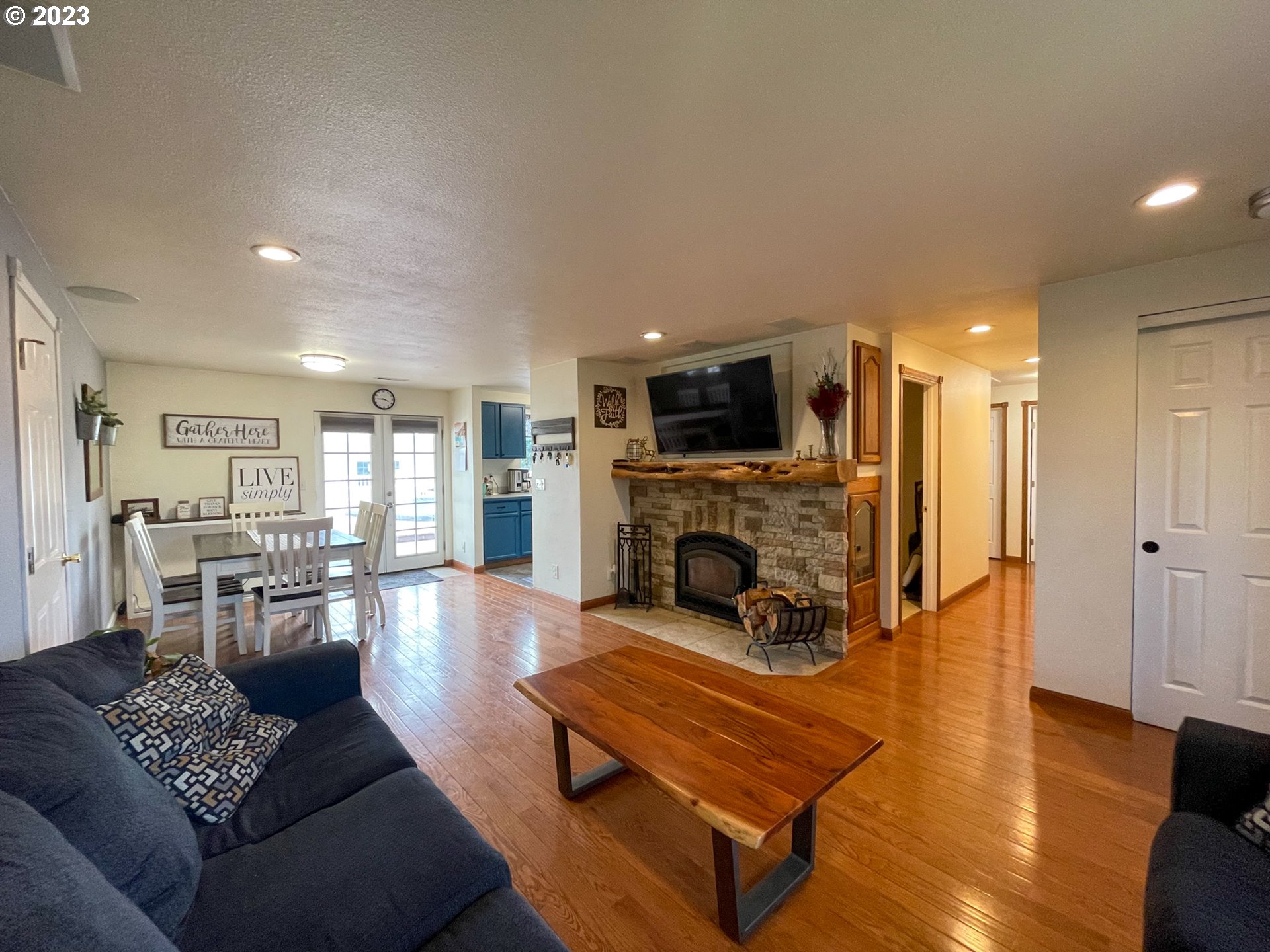 219 Corona Loop Road Roseburg, OR 97471 - Photo 4 of 26 Living Room