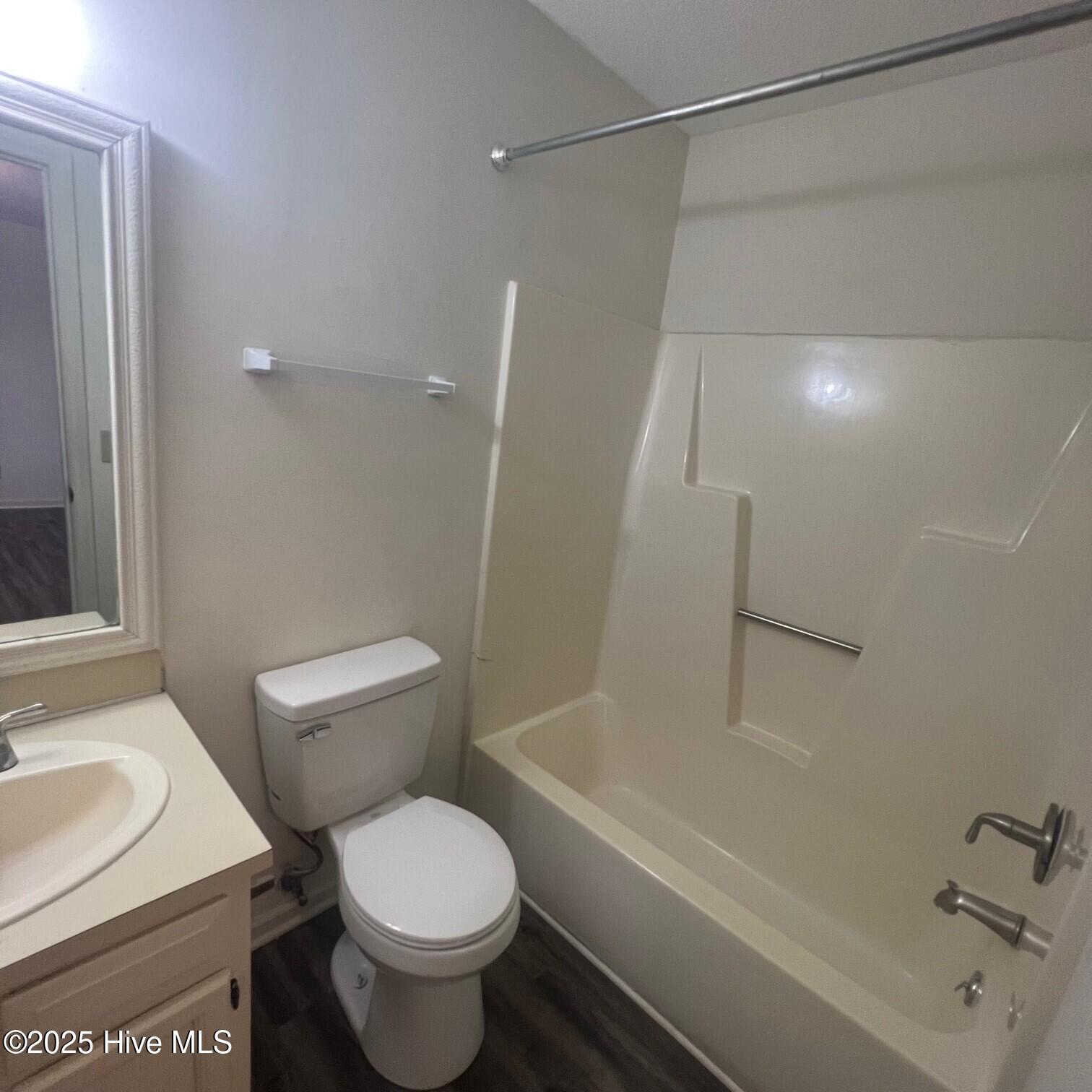 2700 Thackery Road, Unit 42 Greenville, NC 27858 - Photo 12 of 14 Master Bath - 2700 Thackery Rd Unit 42