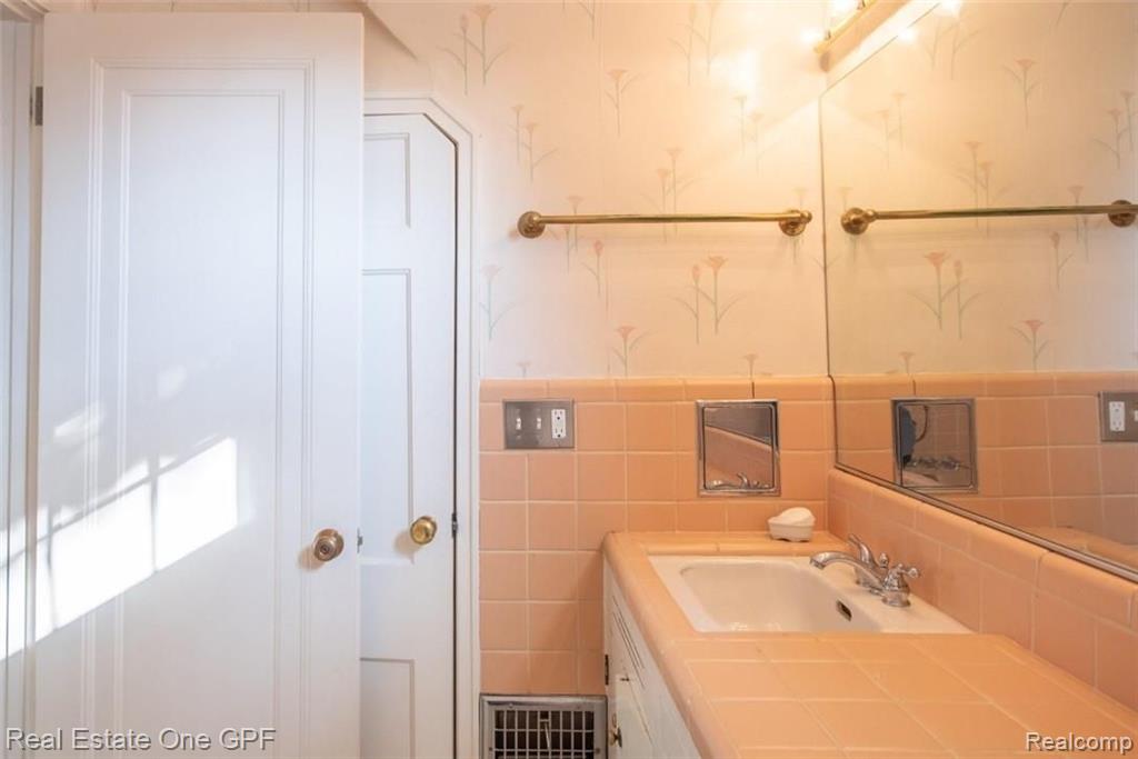 98 Mapleton Road Grosse Pointe Farms, MI 48236 - Photo 24 of 37