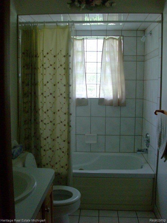 6348 Oak Grove Road Howell, MI 48855 - Photo 21 of 24 Main Bathroom