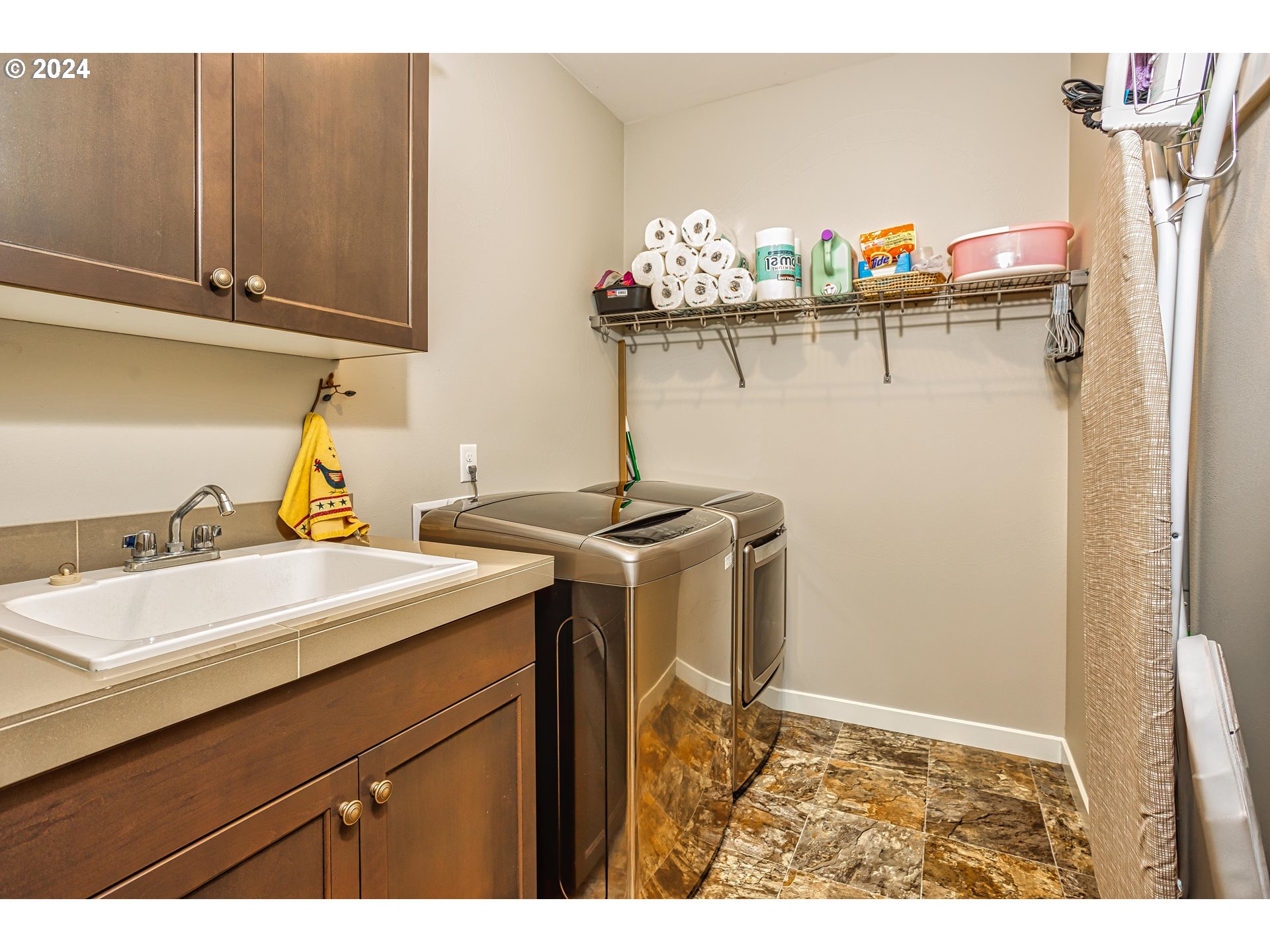4313 North Ridgefield Woods Drive Ridgefield, WA 98642 - Photo 18 of 24 a utility room with dryer and washer