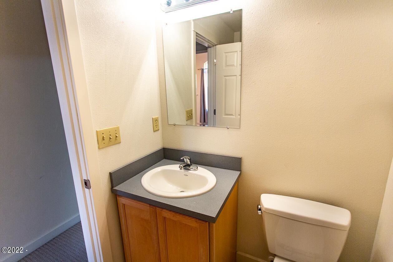 935 Southwest 11th Street Newport, OR 97365 - Photo 33 of 43 bathroom 2