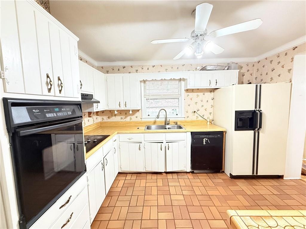 3276 Pin Oak Circle Atlanta, GA 30340 - Photo 5 of 22 a kitchen with a stove a sink and a refrigerator