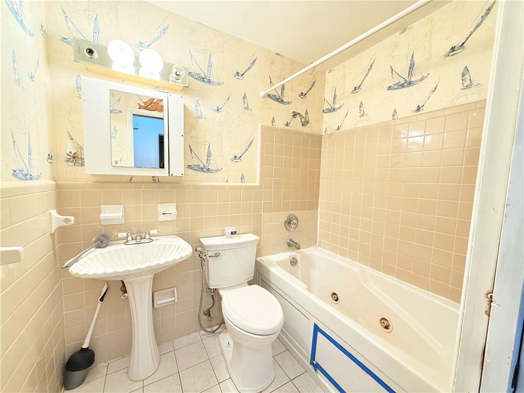 3276 Pin Oak Circle Atlanta, GA 30340 - Photo 8 of 22 a bathroom with a sink a toilet and a bathtub