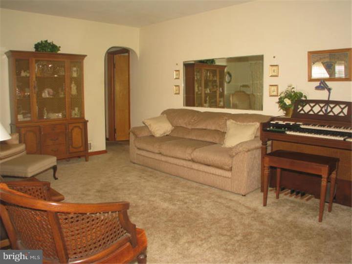 170 Kinsman Road Florence, NJ 08518 - Photo 3 of 14 Living Room
