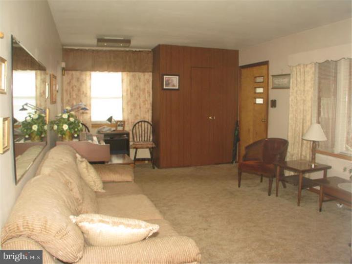 170 Kinsman Road Florence, NJ 08518 - Photo 6 of 14 Living Room