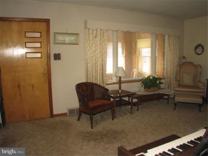170 Kinsman Road Florence, NJ 08518 - Photo 8 of 14 Living Room
