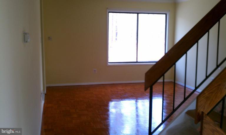 2226 White Cornus Lane Reston, VA 20191 - Photo 2 of 7 Living Room