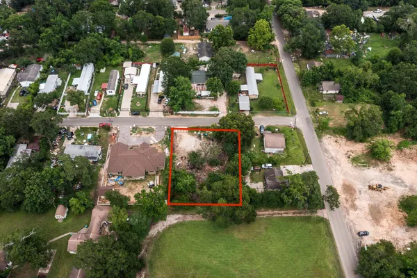 an aerial view of a house with swimming pool a yard and a fountain