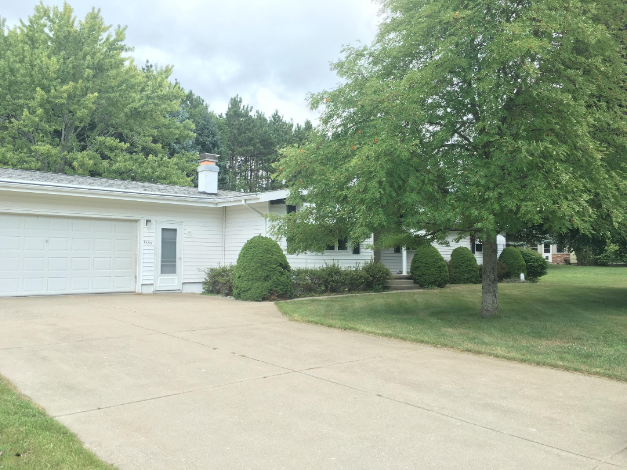 1450 Brown Road Manistee, MI 49660 - Photo 29 of 41 Driveway and garage