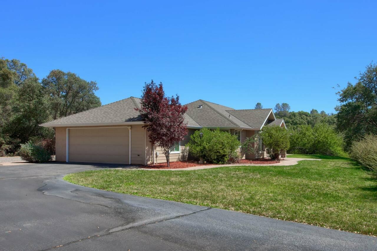 46911 Veater Ranch Road Coarsegold, CA 93614 - Photo 36 of 41 a front view of house with yard and green space