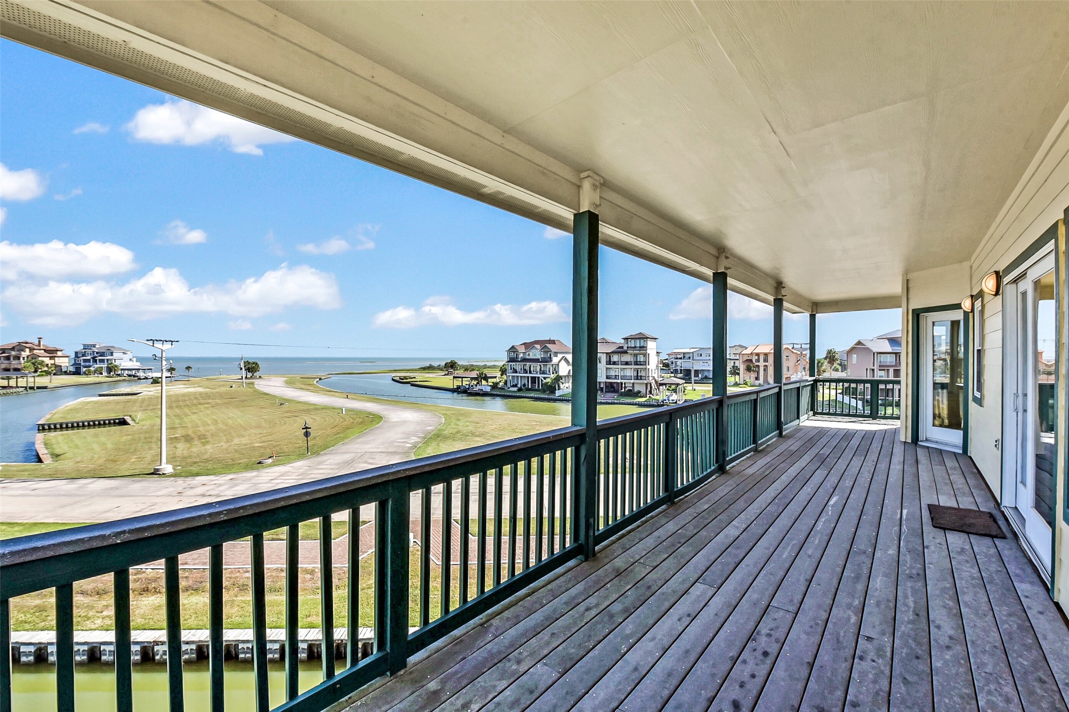 1 Loggerhead Hitchcock, TX 77563 - Photo 38 of 50 a view of balcony with wooden floor