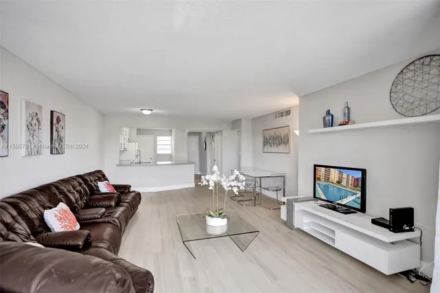 $259,000 | 1770 Northeast 191st Street, Unit 7161, Miami, FL 33179