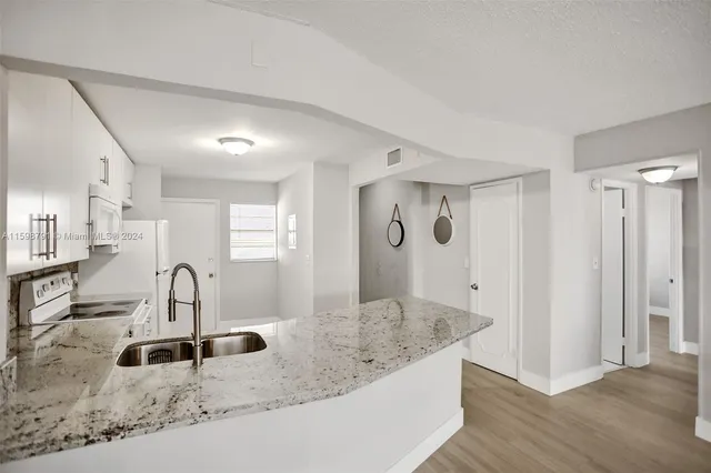 $259,000 | 1770 Northeast 191st Street, Unit 7161, Miami, FL 33179