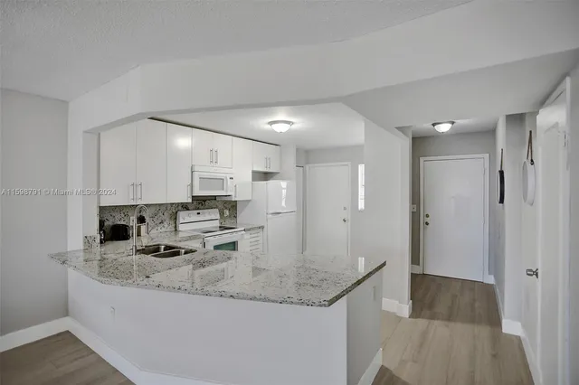 $259,000 | 1770 Northeast 191st Street, Unit 7161, Miami, FL 33179