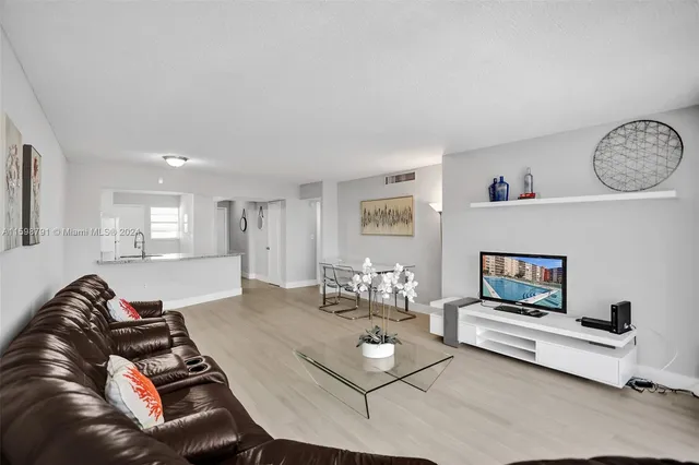 $259,000 | 1770 Northeast 191st Street, Unit 7161, Miami, FL 33179