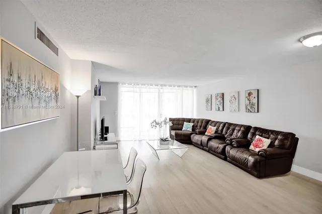 $259,000 | 1770 Northeast 191st Street, Unit 7161, Miami, FL 33179