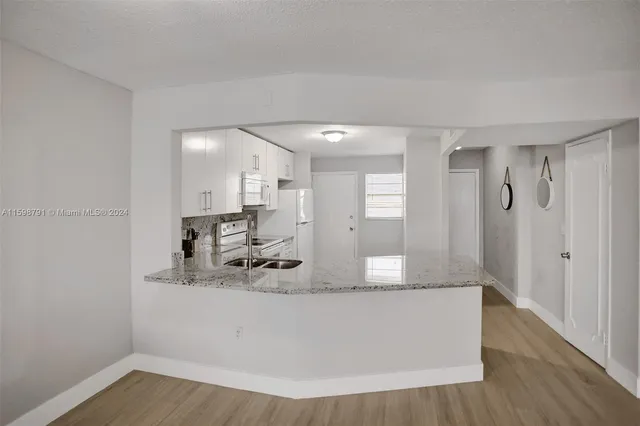 $259,000 | 1770 Northeast 191st Street, Unit 7161, Miami, FL 33179