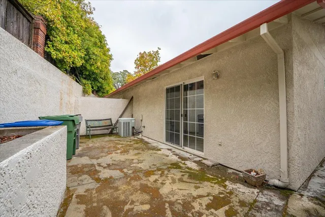 a view of a backyard