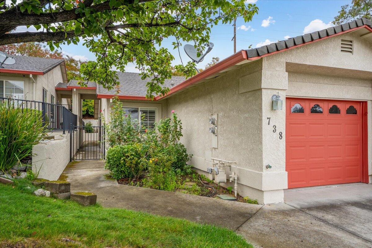 738 Stonebriar Trail Redding, CA 96003 - Photo 5 of 40 a front view of a house with garden