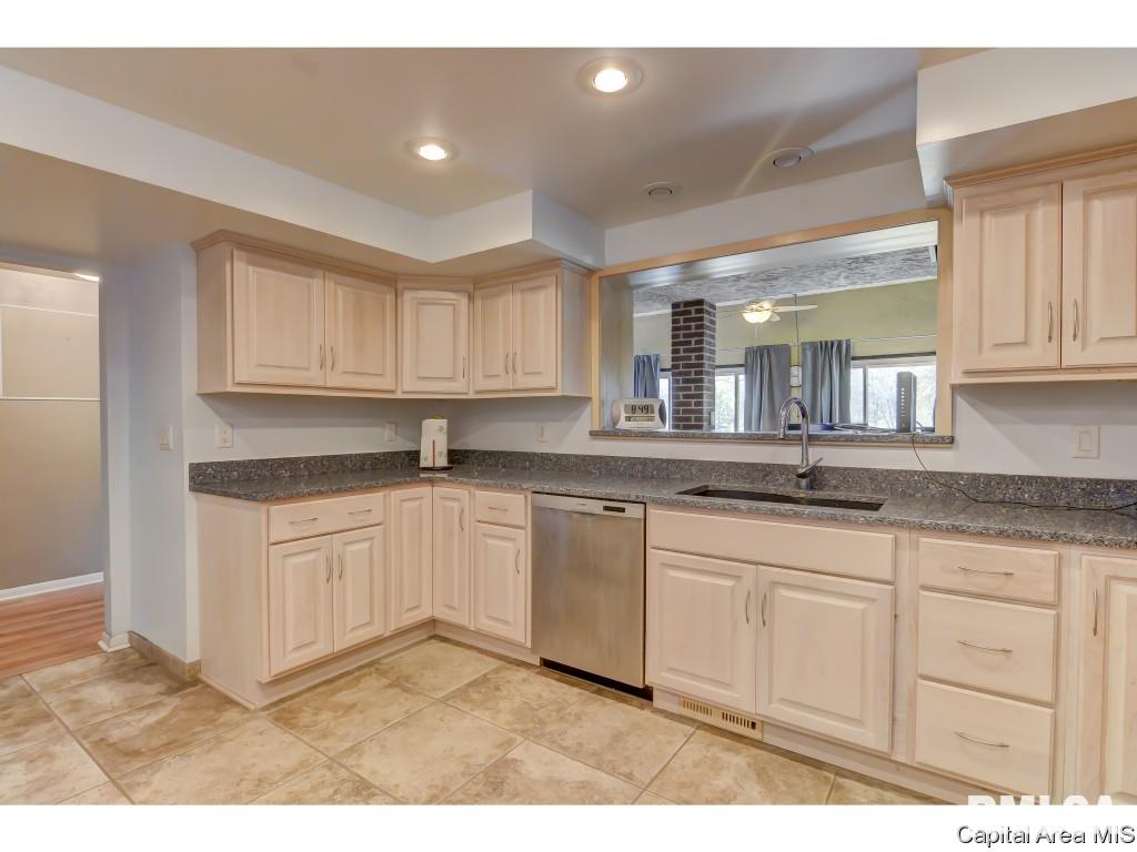 56 Maple Grove Springfield, IL 62712 - Photo 3 of 35