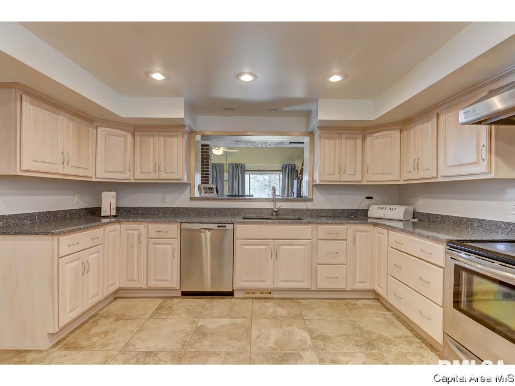 56 Maple Grove Springfield, IL 62712 - Photo 8 of 35