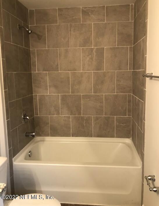 2209 Kistlers Rdg Way Jacksonville, FL 32221 - Photo 5 of 22 a bathroom with a bath tub