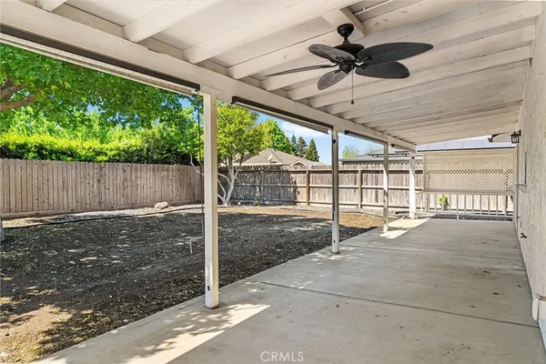 a view of a backyard