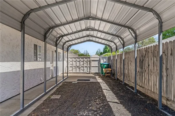 a view of a backyard
