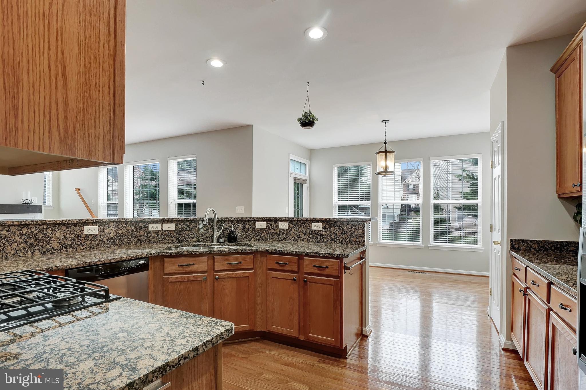 2683 Cast Off Loop Woodbridge, VA 22191 - Photo 15 of 46 Kitchen overlooking Breakfast nook