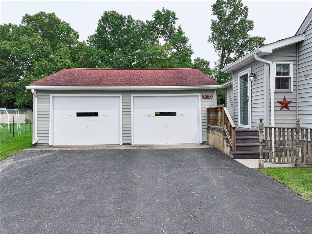 2433 Ridgewood Court New Castle, PA 16101 - Photo 3 of 38 Detached two-car garage