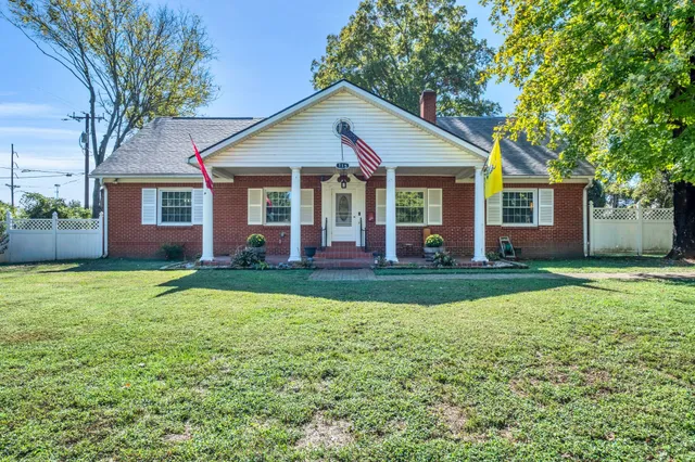 a view of a house with a yard