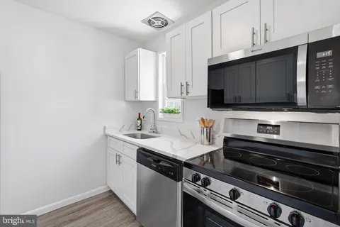 $340,000 | 1608 West Abingdon Drive, Unit 302, Alexandria, VA 22314