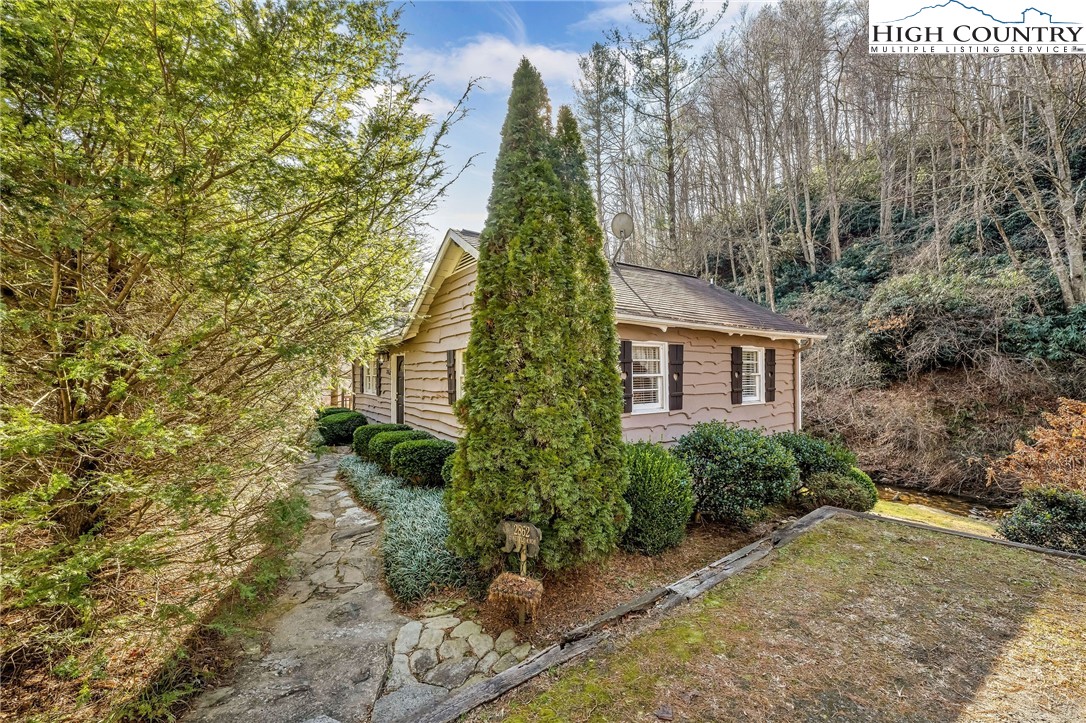 2862 Lower Nettle Knob Road West Jefferson, NC 28694 - Photo 35 of 41 a view of a yard