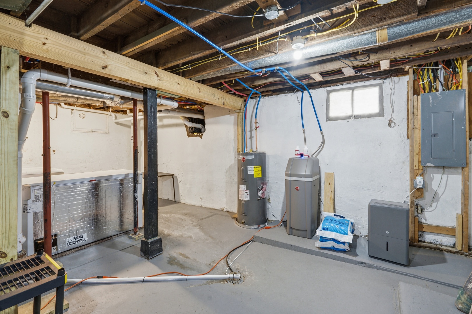 1507 Pershing Boulevard Clinton, IA 52732 - Photo 20 of 29 a utility room with large windows