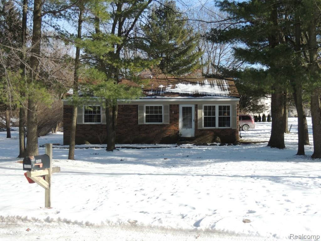 3135 Pleasant Valley Road Brighton, MI 48114 - Photo 1 of 16 DSCN1393.jpg