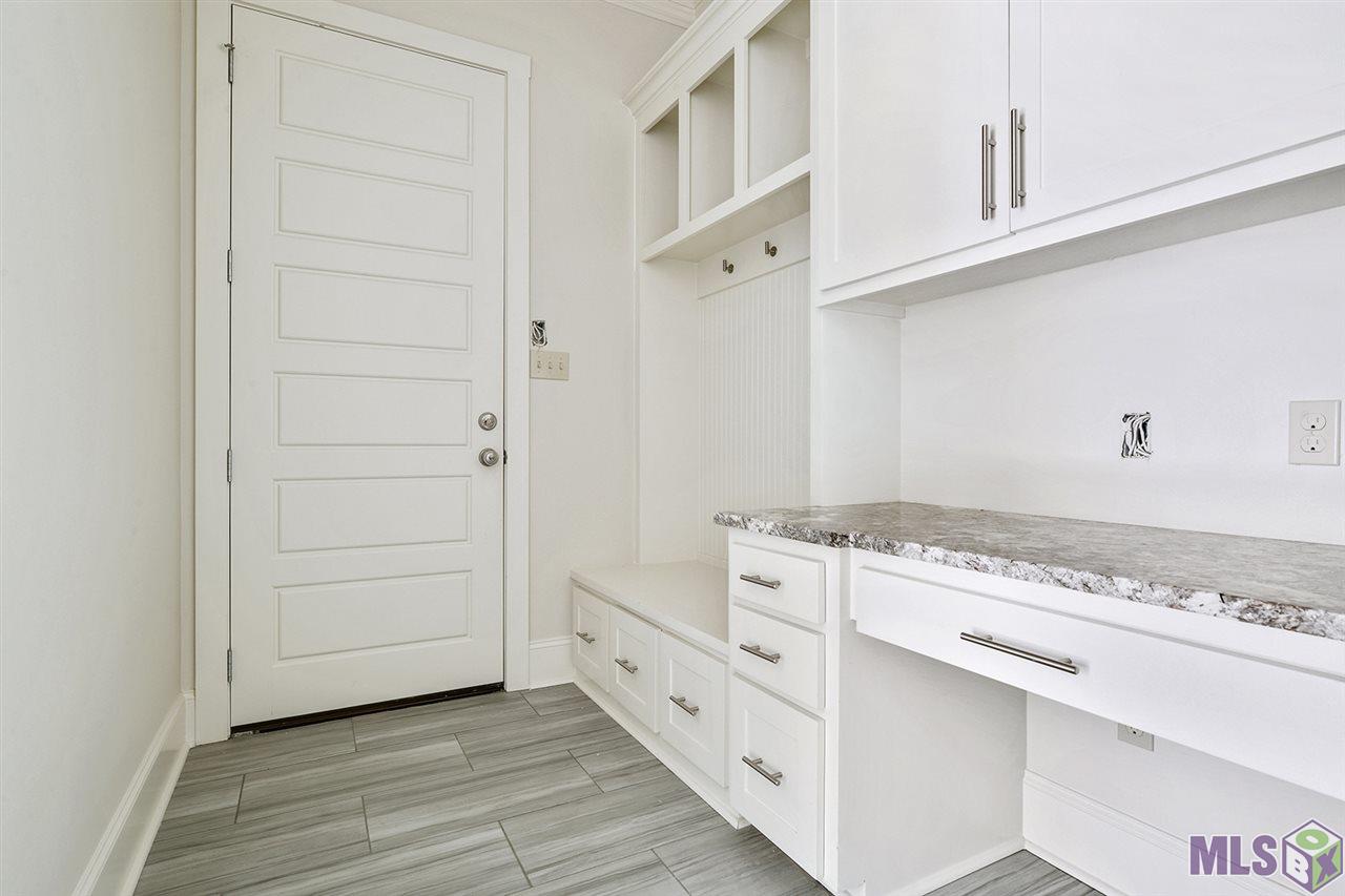 8348 Billiu Street Baton Rouge, LA 70817 - Photo 7 of 10 Mudroom/Office Area