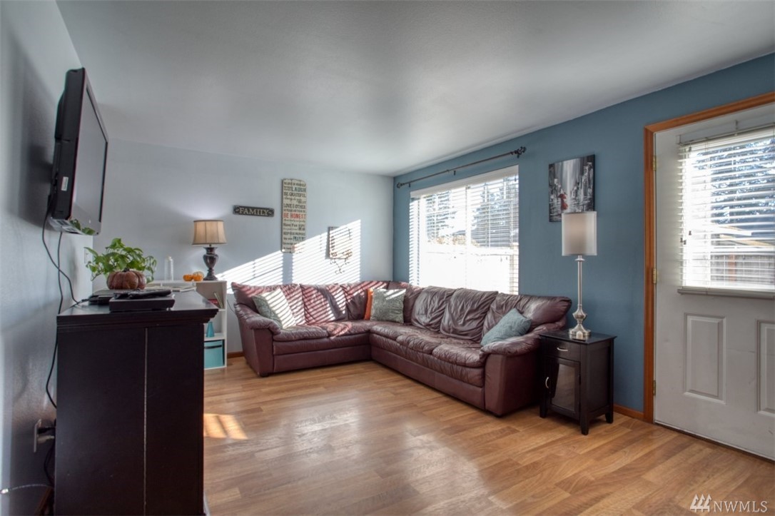 8044 212th Street Southwest, Unit 4 Edmonds, WA 98026 - Photo 5 of 13 Gallery Image 5