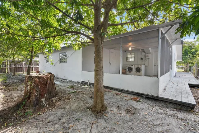 a view of a house with backyard