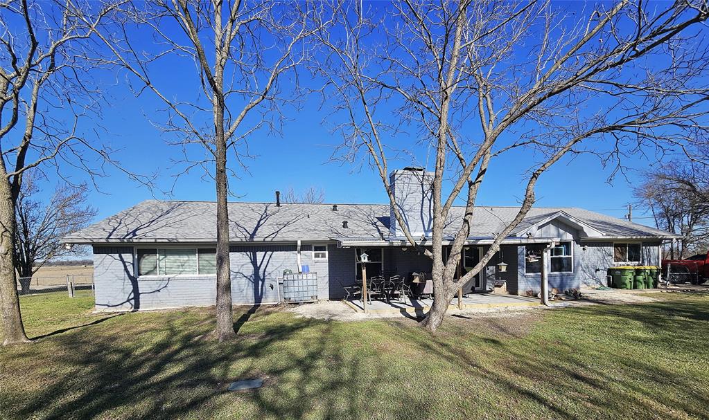 220 North Calhoun Street Groesbeck, TX 76642 - Photo 19 of 24 a view of a chairs and table in the patio