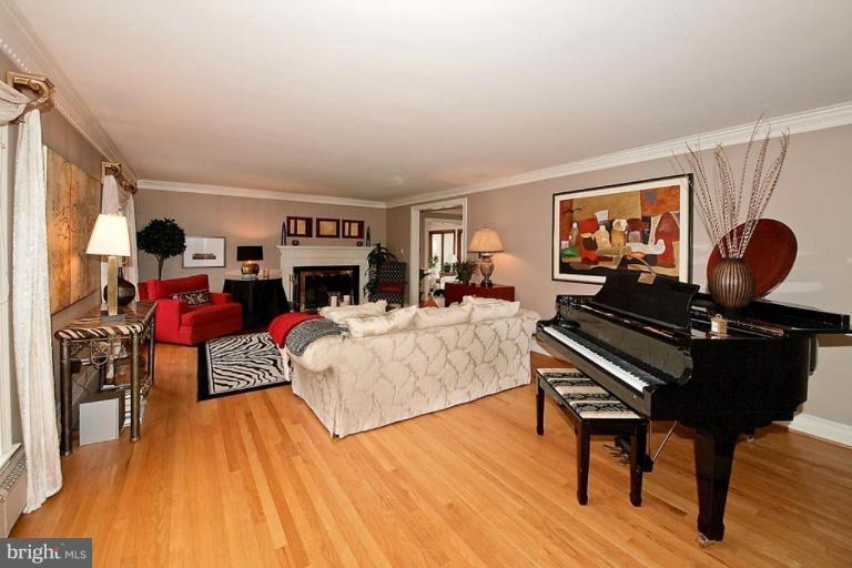 980 Saigon Road McLean, VA 22102 - Photo 2 of 16 Living Room