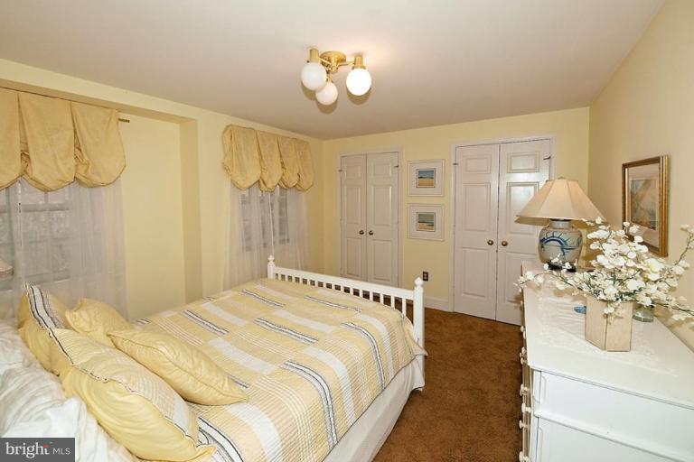 980 Saigon Road McLean, VA 22102 - Photo 15 of 16 Den