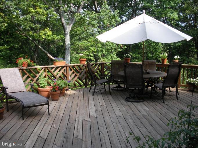 980 Saigon Road McLean, VA 22102 - Photo 16 of 16 Deck