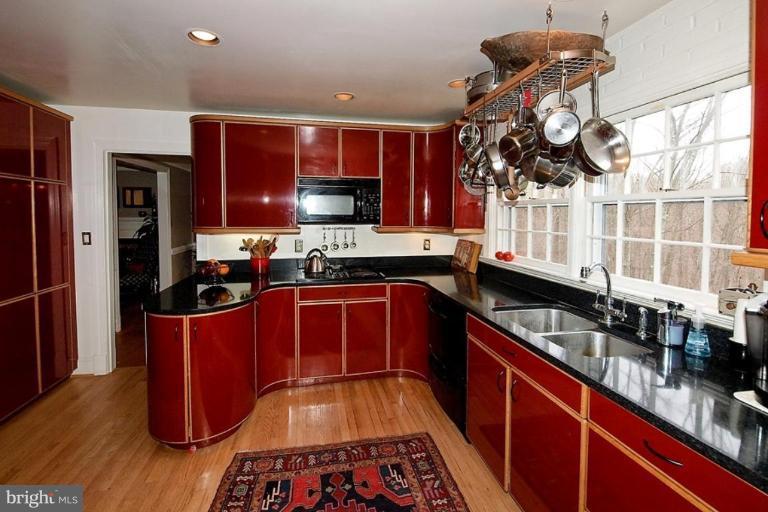 980 Saigon Road McLean, VA 22102 - Photo 4 of 16 Kitchen