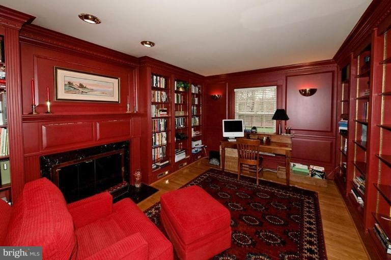 980 Saigon Road McLean, VA 22102 - Photo 7 of 16 Library
