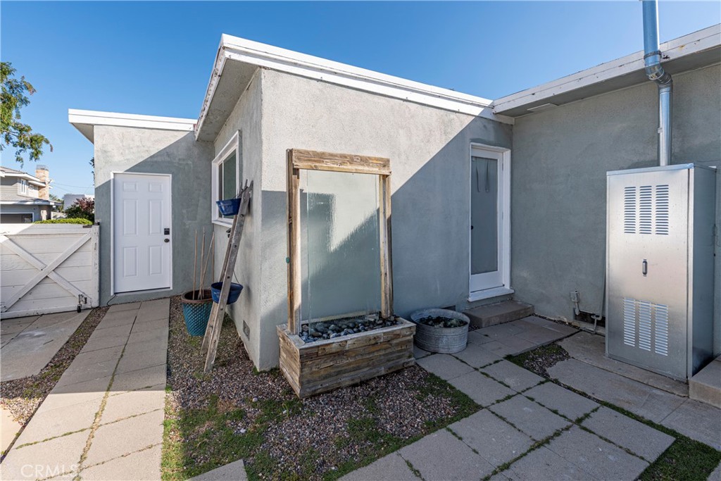210 Vía Alameda Redondo Beach, CA 90277 - Photo 13 of 19 a backyard of a house