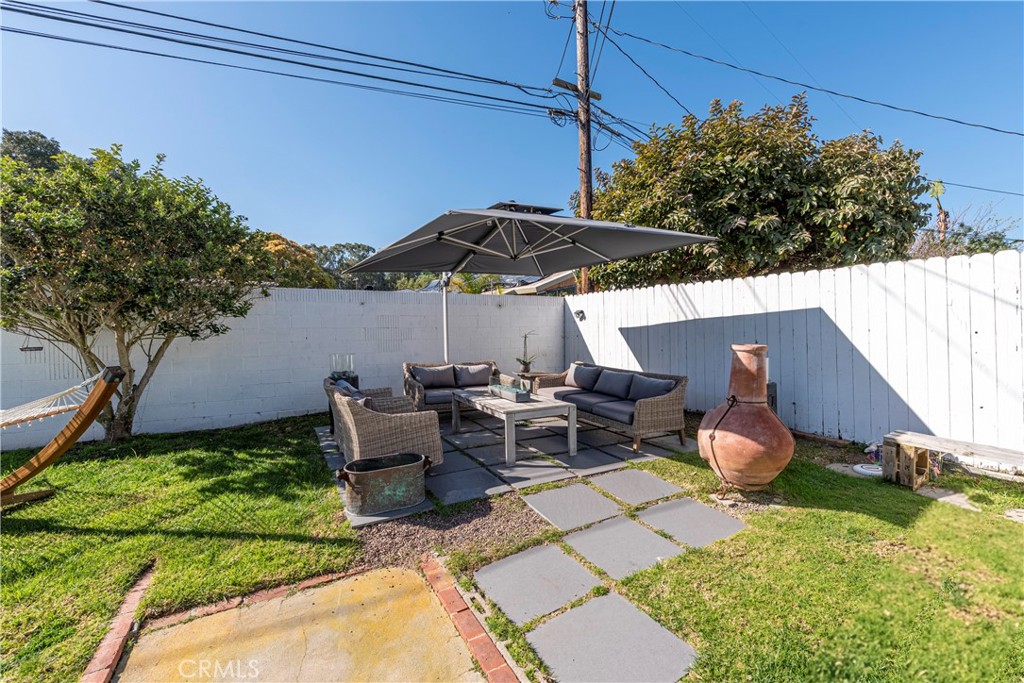 210 Vía Alameda Redondo Beach, CA 90277 - Photo 14 of 19 a view of a patio with table and chairs under an umbrella
