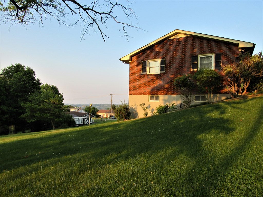 104 Armory Road Galax, VA 24333 - Photo 7 of 41 Gallery Image 7